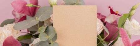 Natūralios spalvos atvirukas su rausvomis orchidėjomis ir baltomis rožėmis prieš rožinį foną.